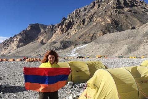 أول أرمنية تتسلق جبل افيرست وتصل إلى القمة