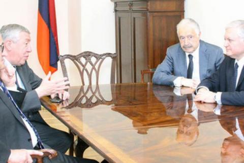 Французские парламентарии Рене Руке и Франсуа Рошблуан продолжат вносить свой вклад в исключительно мирное урегулирование нагорно-карабахского конфликта