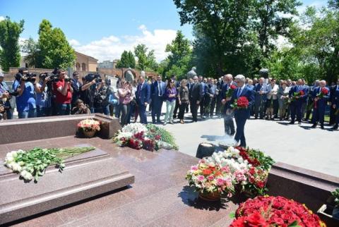 Серж Саргсян почтил память государственного, политического деятеля Андраника Маркаряна