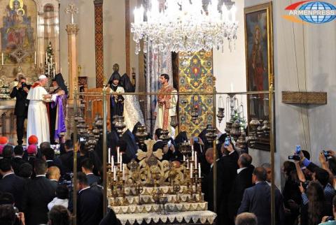 Thousands of faithful participate in welcoming ceremony of Pope Francis in Etchmiatsin