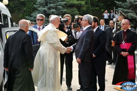 Pope Francis arrives in Armenian Presidential Palace