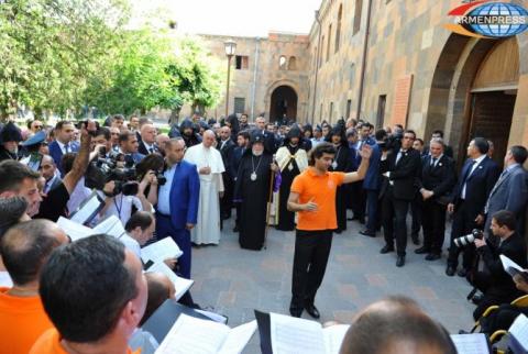 Pope Francis greets Argentine-Armenian pilgrims and photographs with them at Mother See of Holy Etchmiadzin