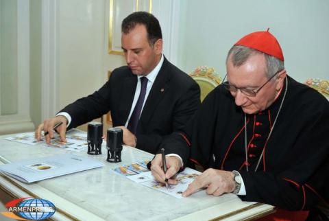 A souvenir sheet and a mini-sheet with four stamps dedicated Pope Francis’s visit to Armenia put into circulation