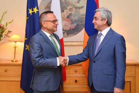 President Sargsyan visits French Embassy and addresses message to François Hollande on Bastille Day