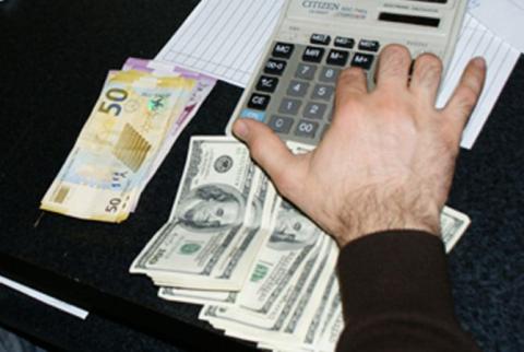 За последний год стоимость доллара в Азербайджане выросла более, чем на 100%