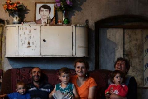 Chris Bohjalian visits family of April war volunteer in NKR
