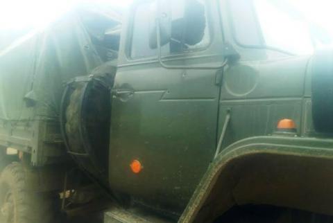 АО НКР опубликовало снимки поврежденного выстрелом из гранатомета автомобиля