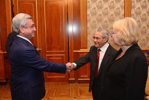 Armenian President receives awardee of President’s 2016 Prize for global contribution to IT sector 