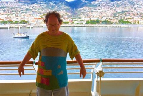 Турист связал 100 свитеров с изображением посещенных им достопримечательностей