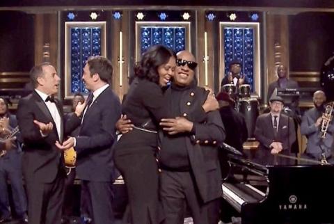 Stevie Wonder serenades First Lady Michelle Obama