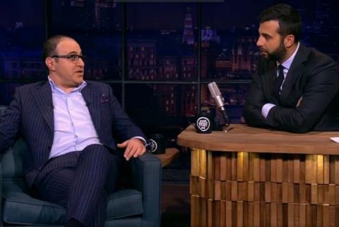 Evening Urgant talk show guest Garik Martirosyan waves Armenian flag, talks about Mkhitaryan and Tankian