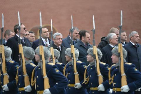 President Sargsyan pays tribute to Memorial of Unknown Soldier in Moscow