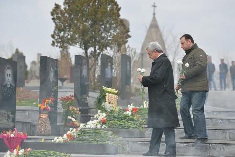 President Sargsyan visits Yerablur Military Pantheon