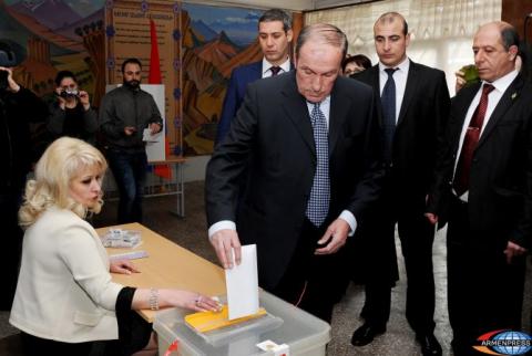 Ex-president Levon Ter-Petrosyan casts ballot for fulfilling his civic duty