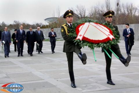 Georgia’s foreign minister visits Armenian Genocide Memorial in Yerevan 