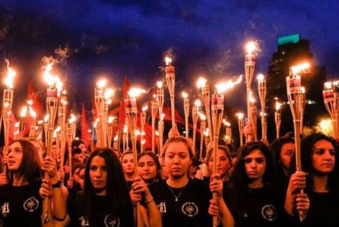 في الذكرى ال102 للإبادة الجماعية الأرمنية المسيرة التقليدية تنطلق نحو صرح الإبادة الأرمنية في تسيتسرناغابيرت بيريفان ودقيقة صمت إجلالاً لأرواح مليون ونصف أرمني شهيد