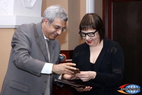 Last descendant of New Jugha's Mirmanyan family donates exclusive manuscripts to Matenadaran