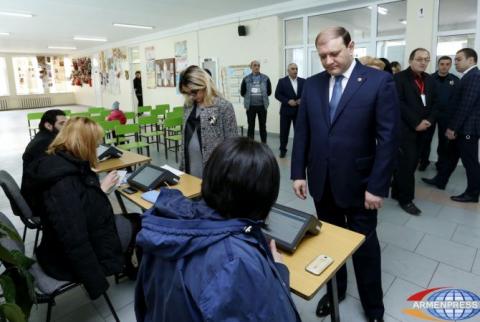 Incumbent mayor votes in Yerevan City Council election 