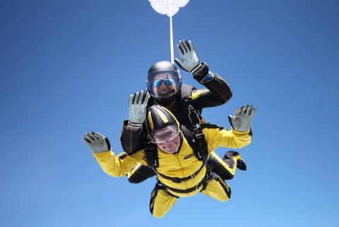 Британский ветеран совершил затяжной прыжок с парашютом в 101 год