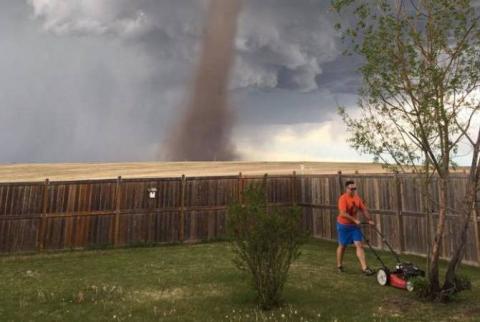 Торнадо не помешал канадцу постричь газон