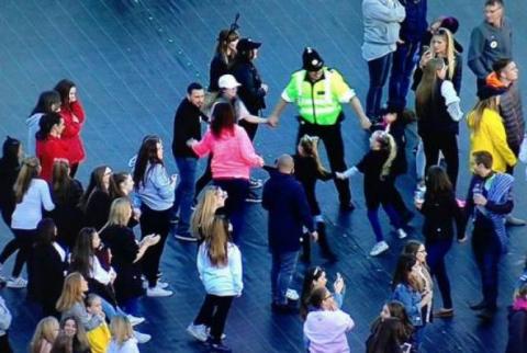 Полицейский, танцующий с детьми на концерте Арианы Гранде, покорил соцсети