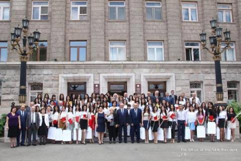 Президент Арцаха наградил группу преподавателей Арцахского государственного университета и студентов, окончивших ВУЗ с отличием
