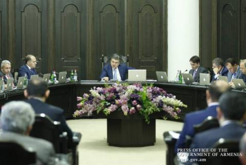 Armenian Premier instructs to simplify and improve seasonal fruit export procedures