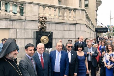 Canadian-Armenian photographer Yousuf Karsh’s statue inaugurated in Ottawa 