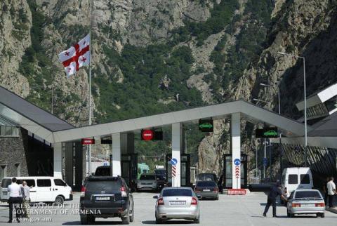 Georgian Minister of Economy presents upcoming road construction works in Lars to his Armenian counterpart