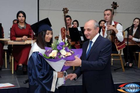 Президент НКР лично вручил дипломы выпускникам Армянского государственного педагогического университета