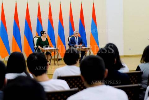 Luys Foundation students should serve in Armenia's military, says President Sargsyan