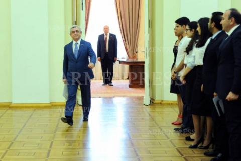 President Sargsyan promises Luys Foundation’s student to create wider opportunities for developing new ideas in Artsakh