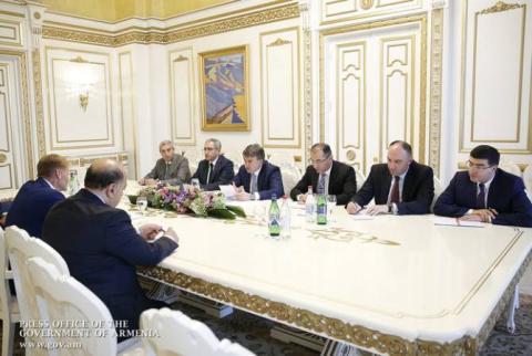 Премьер-министр Армении Карен Карапетян принял вице-президента Европейского инвестиционного банка Вазила Худака