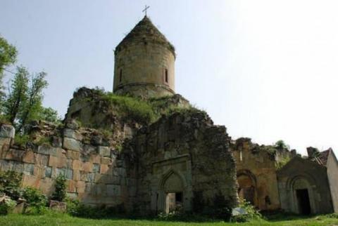 Камни армянской церкви в  Ване используются для  строительства мечети и других строений