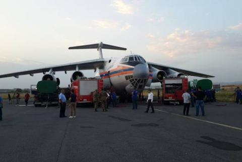 Самолет МЧС  РФ закачивается водой – группа спасателей выехала на  разведку местности