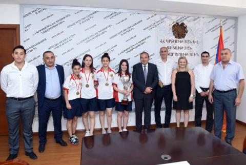 ԿԳ նախարարը պարգևատրել է պատանի բասկետբոլիստներին