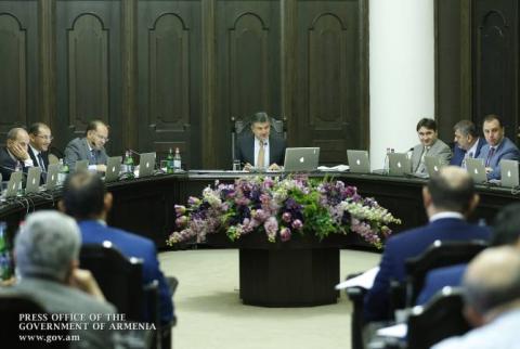 Премьер-министр Армении Карен Карапетян поручил пресмотреть критерии подбора медучреждений, осуществляющих госзаказы