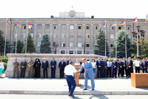 Президент Арцаха принял филантропа Артура Варжапетяна 