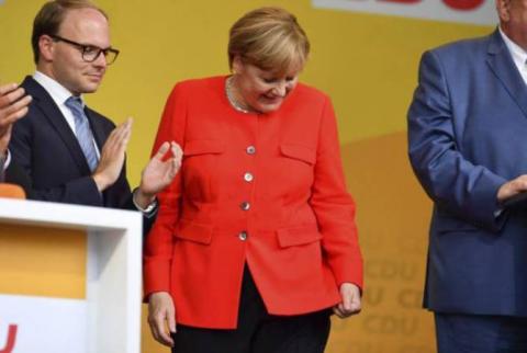 Меркель закидали помидорами второй раз за неделю, сообщили СМИ