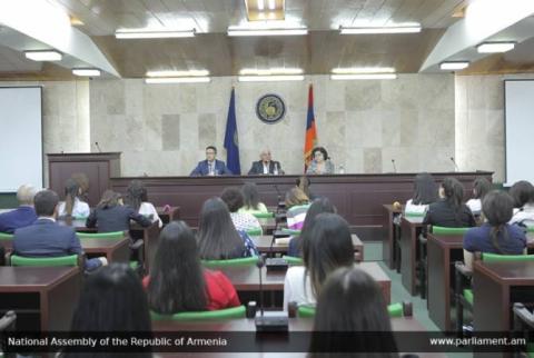Քրիստիան Վիգենինը հանդիպել է ԵՊՀ ուսանողների եւ դասախոսական կազմի հետ