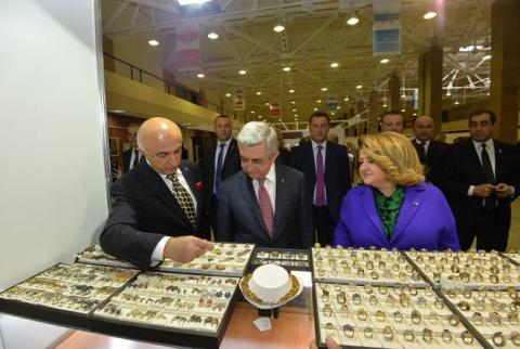 الرئيس سيرج سركيسيان والسيدة الأولى عقيليته ريتا سركيسيان يحضران افتتاح معرض يريفان الدولي الثامن 2017 للساعات والمجوهرات والقسم الجديد لمصنع أليكس تكستيل