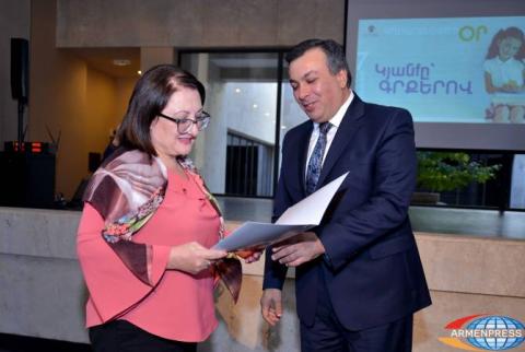 Արմեն Ամիրյանը պարգեւատրեց հանրապետության գրադարանային գործի լավագույն մասնագետներին