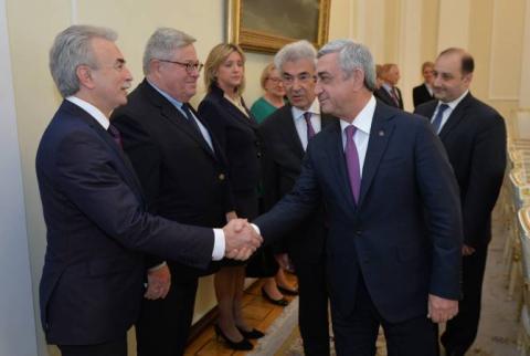 Նախագահը հանդիպել է «Սահմանադրական դատարանների դերը սահմանադրական վեճերի հաղթահարման գործում» թեմայով խորհրդաժողովի մասնակիցների հետ