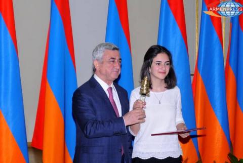 President Sargsyan receives students, school children for 2017 Presidential Educational IT Awards