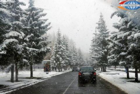 На ряде дорог Армении идет снег
