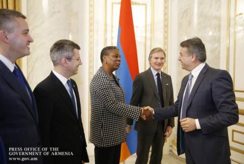 PM Karapetyan, VEON executive Jean-Yves Charlier talk business in Yerevan