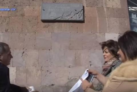 Հուշատախտակներ գրողների հիշատակին  