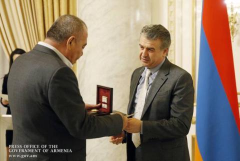 Премьер-министр Армении наградил группу азатамартиков (ополченцев-добровольцев)