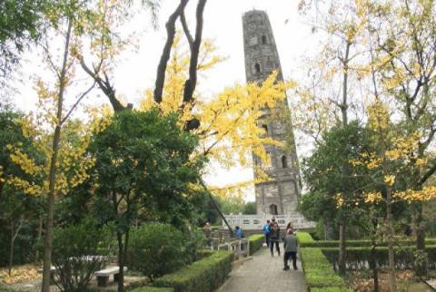 Китайская "Пизанская башня": необычная пагода привлекает туристов