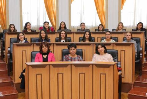 Արցախի խորհրդարանը «Բաց դռների օրվա» շրջանակներում հյուրընկալել է դպրոցականների և ուսուցիչների